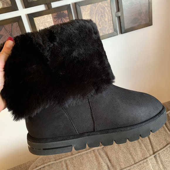 Authentic STUART WEITZMAN SOFT Genuine Shearling 10"H cozy boots - Picture 2 of 15